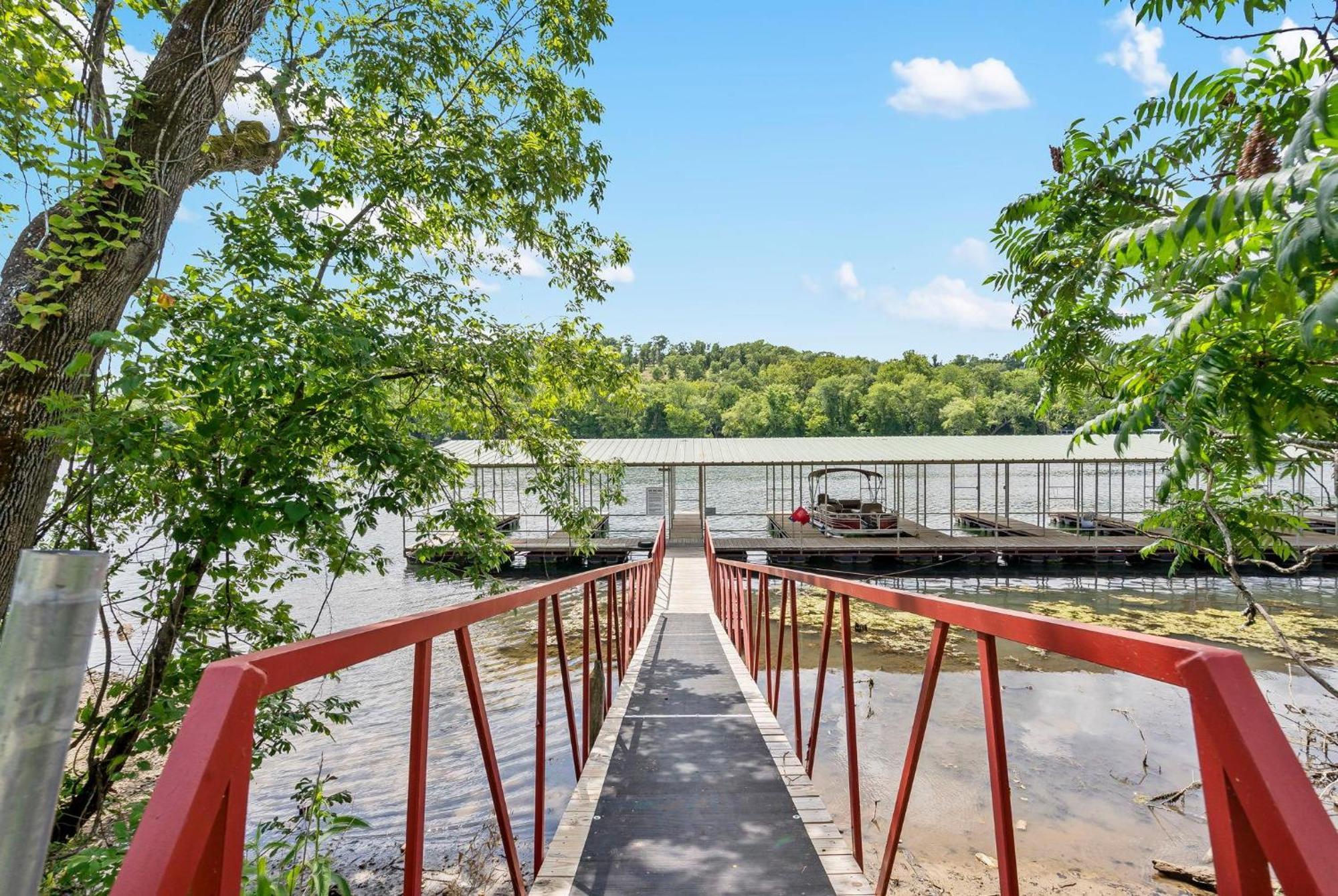 Lakeshore Living ブランソン エクステリア 写真